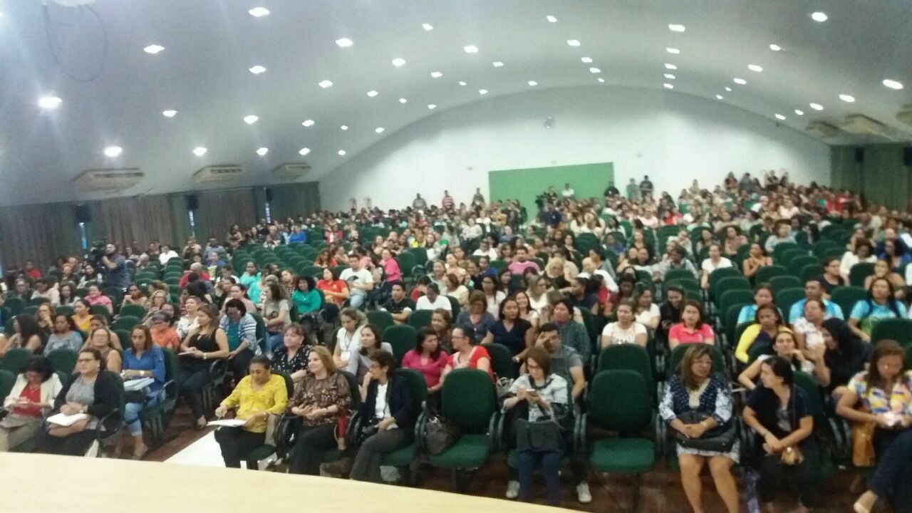 Os cursos de especialização e mestrado são destinados a professores da rede estadual de ensino.